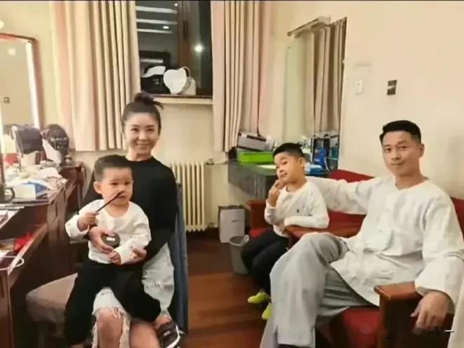 娱乐圈能做到开门演戏闭门过自己日子的，除了佟大为两口子，就数王雷一家了。