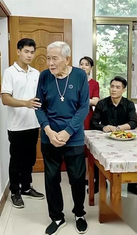 我退休金2000，儿子把我送女儿家。

这一住，就是15年——直到老房子拆出23