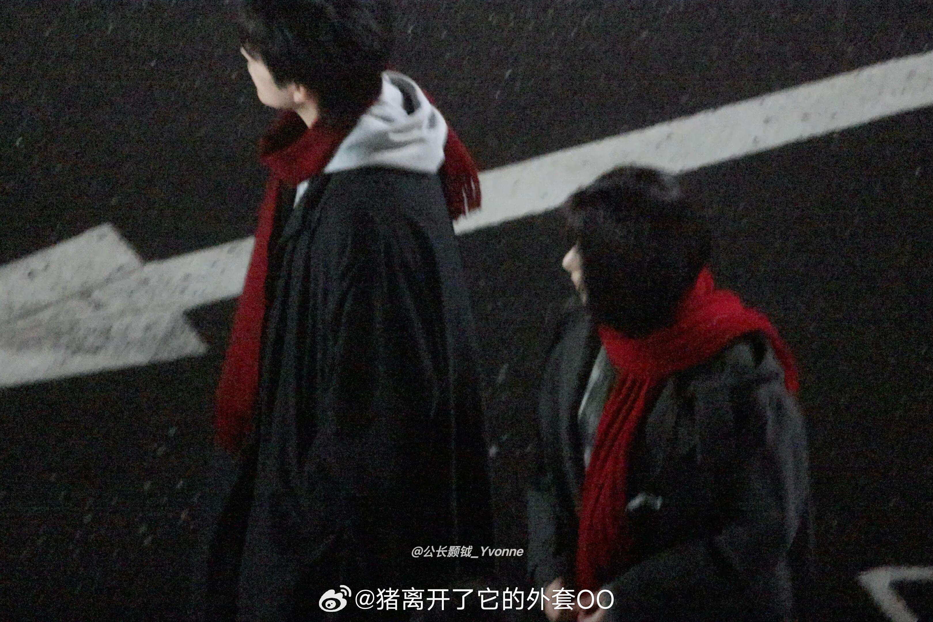 陈飞宇王影璐《见春天》红围巾路透，故事感拉满了！