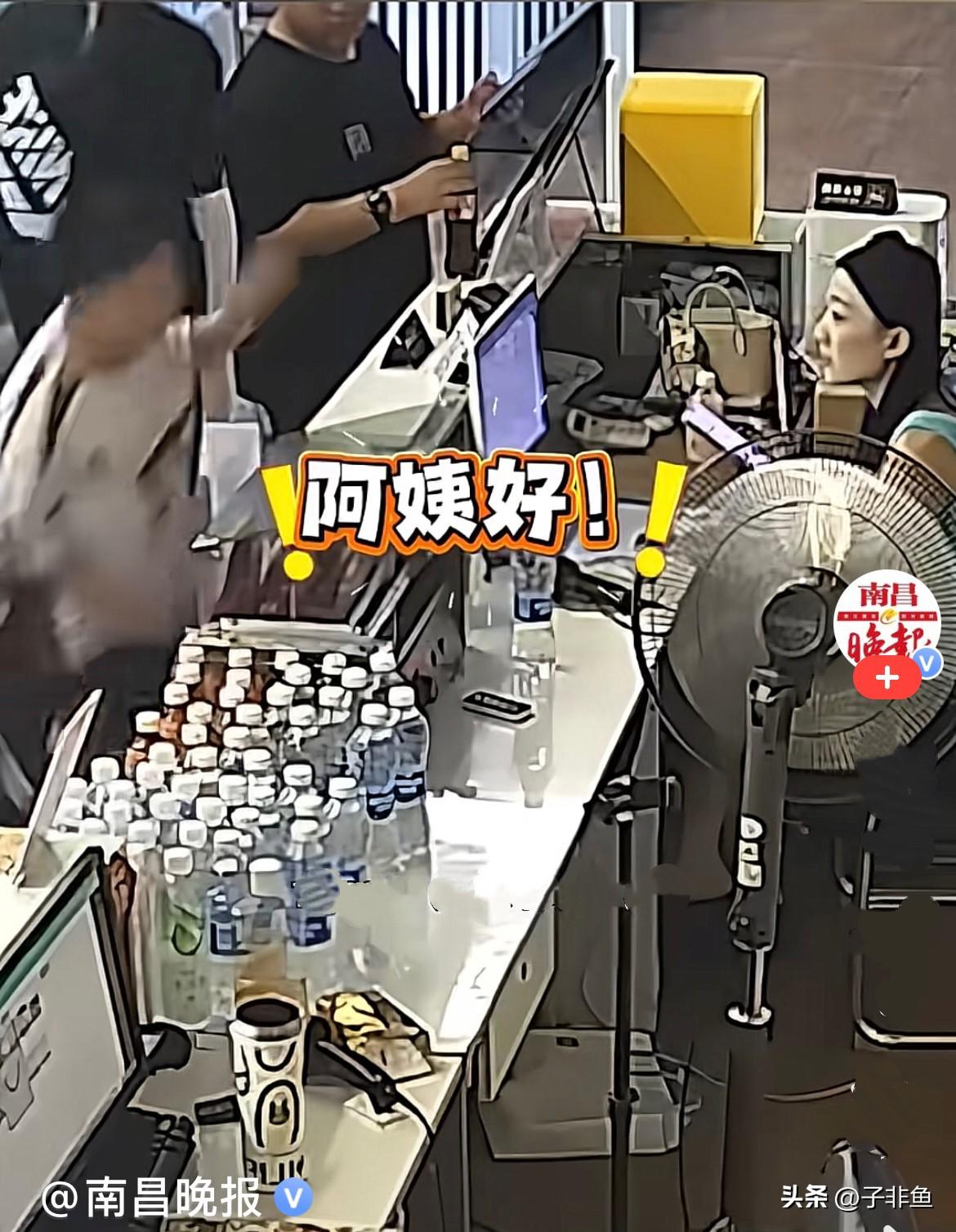 近日，山东一家游客场馆，两个小男孩结伴进场馆玩，第一个小朋友特别机灵，甜甜地喊了