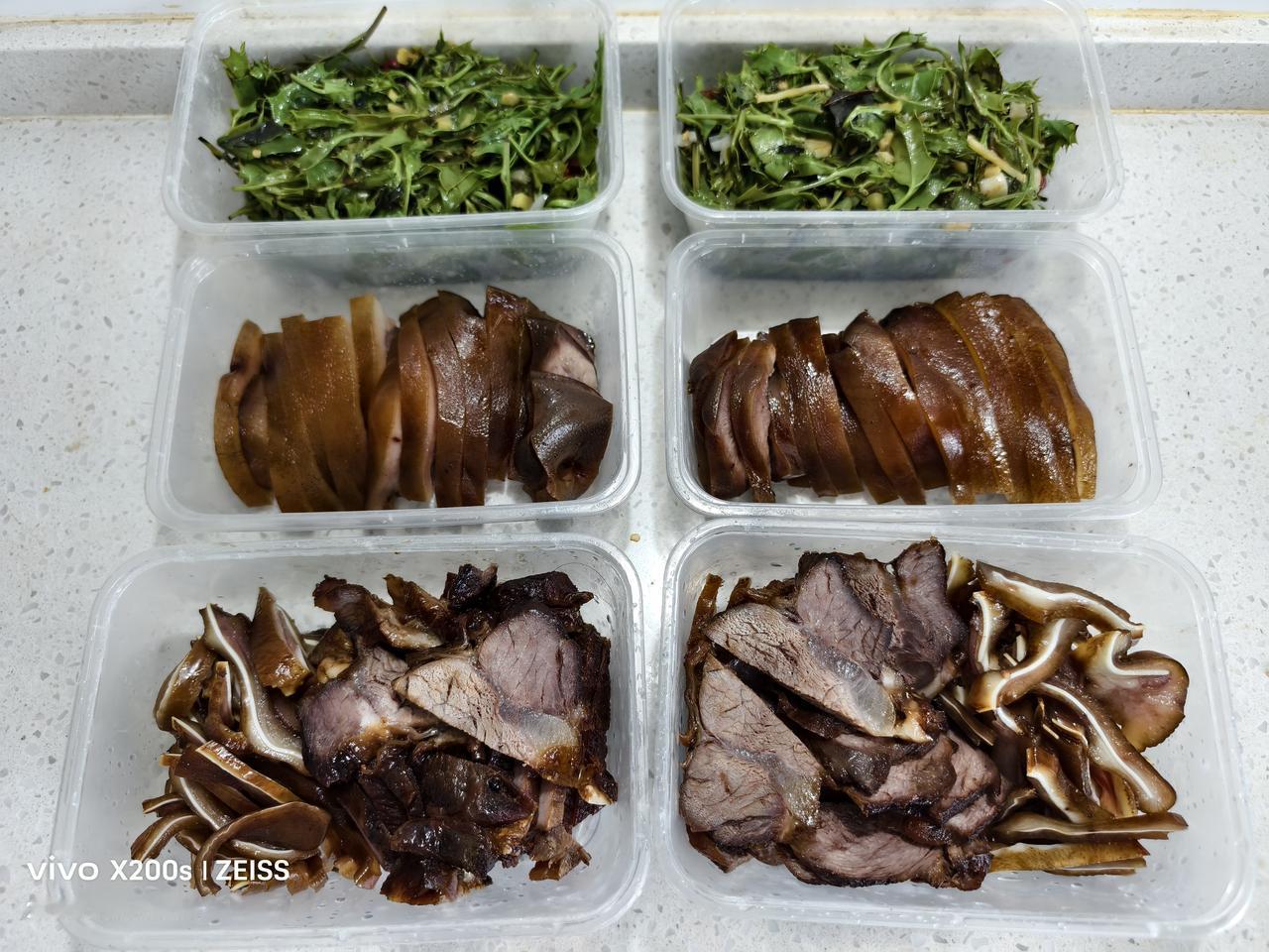 一家三口的晚餐六个菜真的多吗?对于年轻人而言不算很多，但对于老年人来讲是多上加多