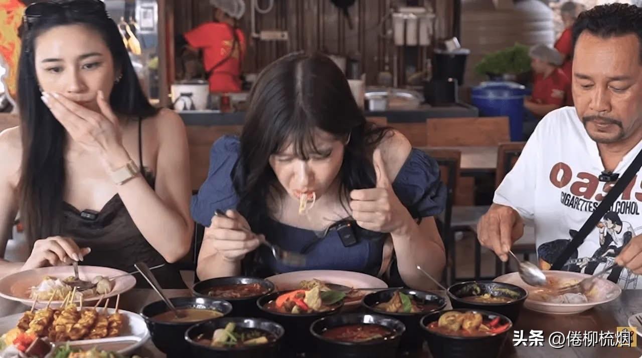 Mint在节目中由于边吃边说话，被鱼丸卡住喉咙，十分危险。。[困][困]