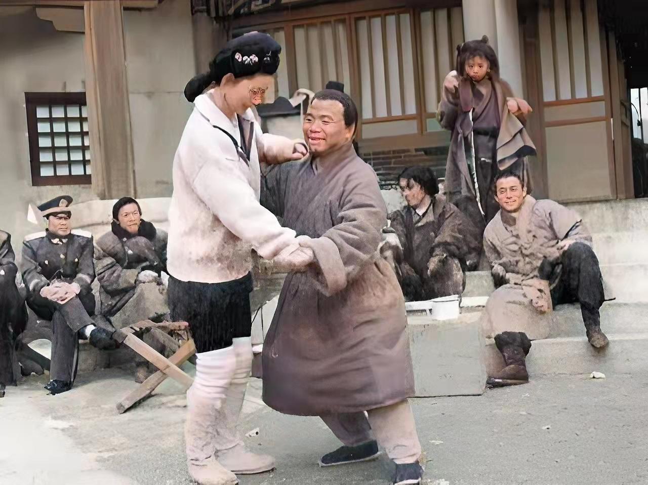 戏里武大郎惨遭毒手，戏外却和潘金莲牵着手开心跳舞？
眼前这一幕，正是1995年央