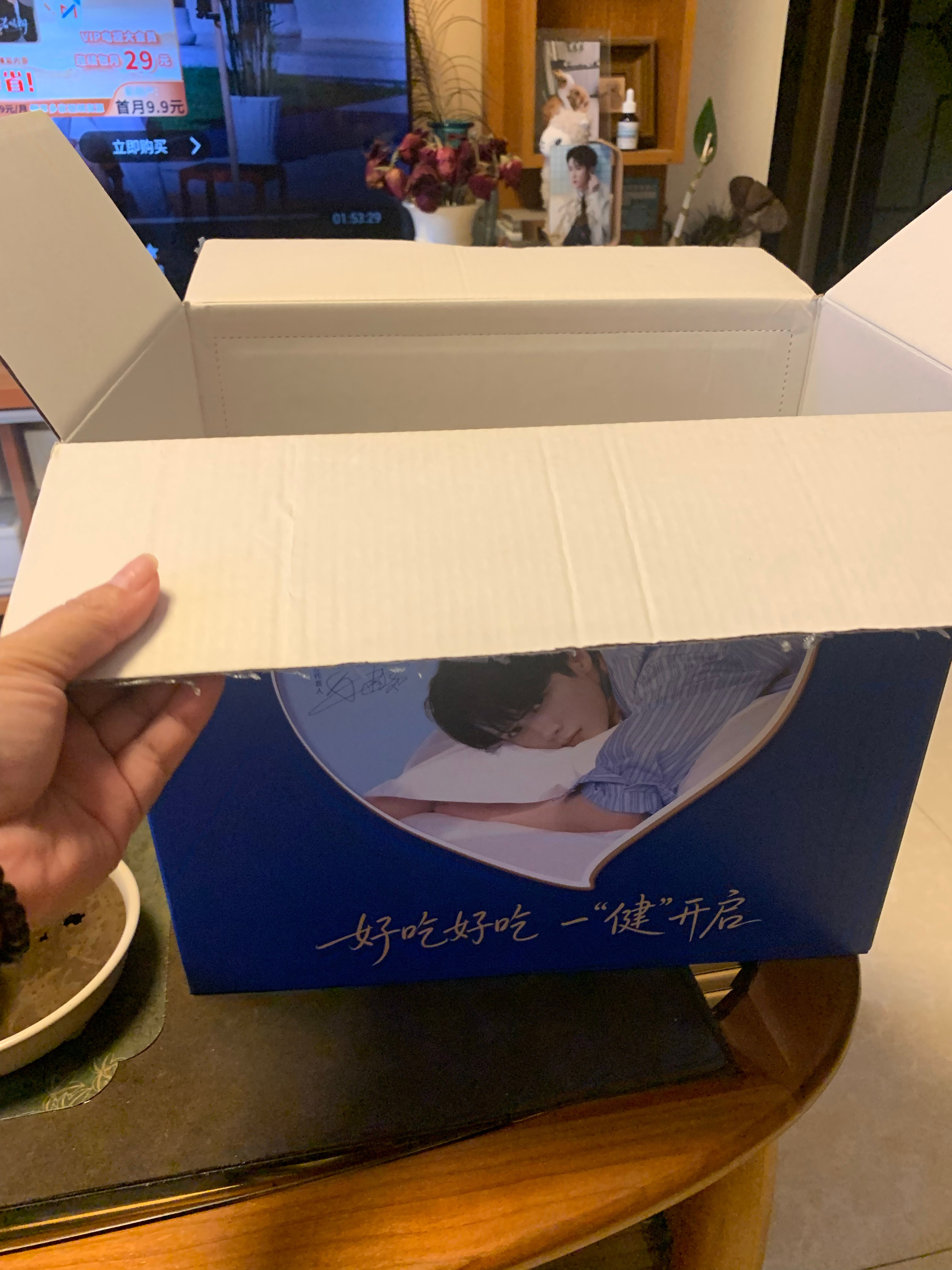 昨天才收到的一箱豪士面包不到24小时现在剩下这些我在想要不要买点午餐肉、巧克力?