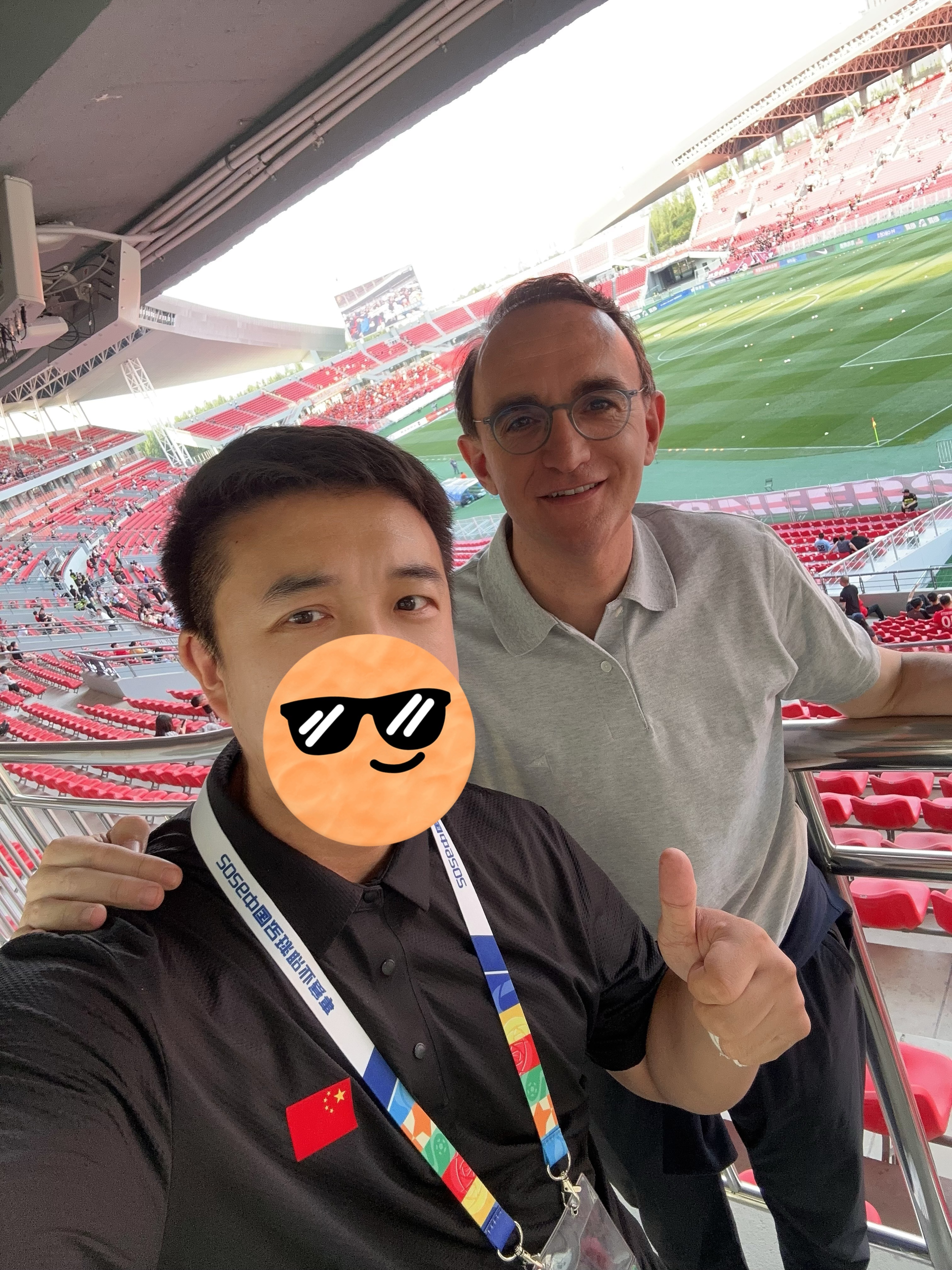 上周末，我带我的好朋友乌戈•洛佩斯一起去看了一场足球赛，⚽️我们还讨论了正在进行