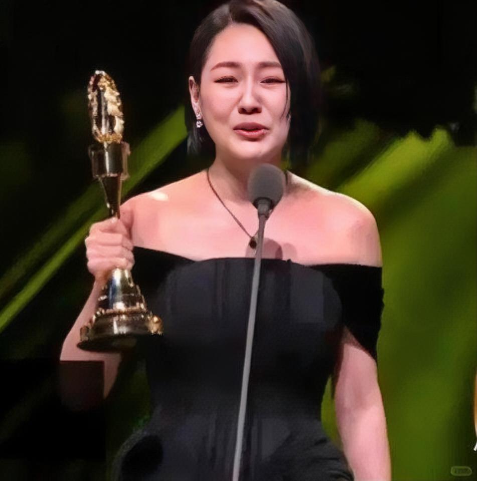 小S带姐姐骨灰项链拿奖，后颈刺“媛”字寄思念
2025年2月大S去世后，10月小