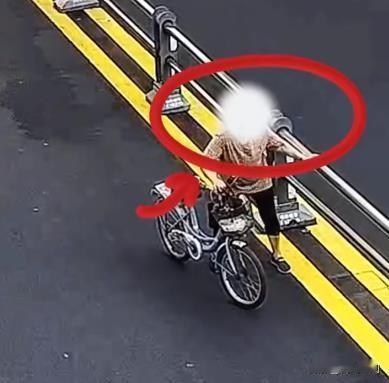 近日，在绵阳市的街头发生了一起令人瞠目结舌的事件。一位大妈为了推车过马路，竟强行