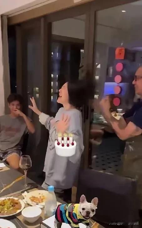 一次温馨的家庭欢聚打破了网络上的不和传闻。大s和具俊晔夫妇，共同参加了侄子的十七