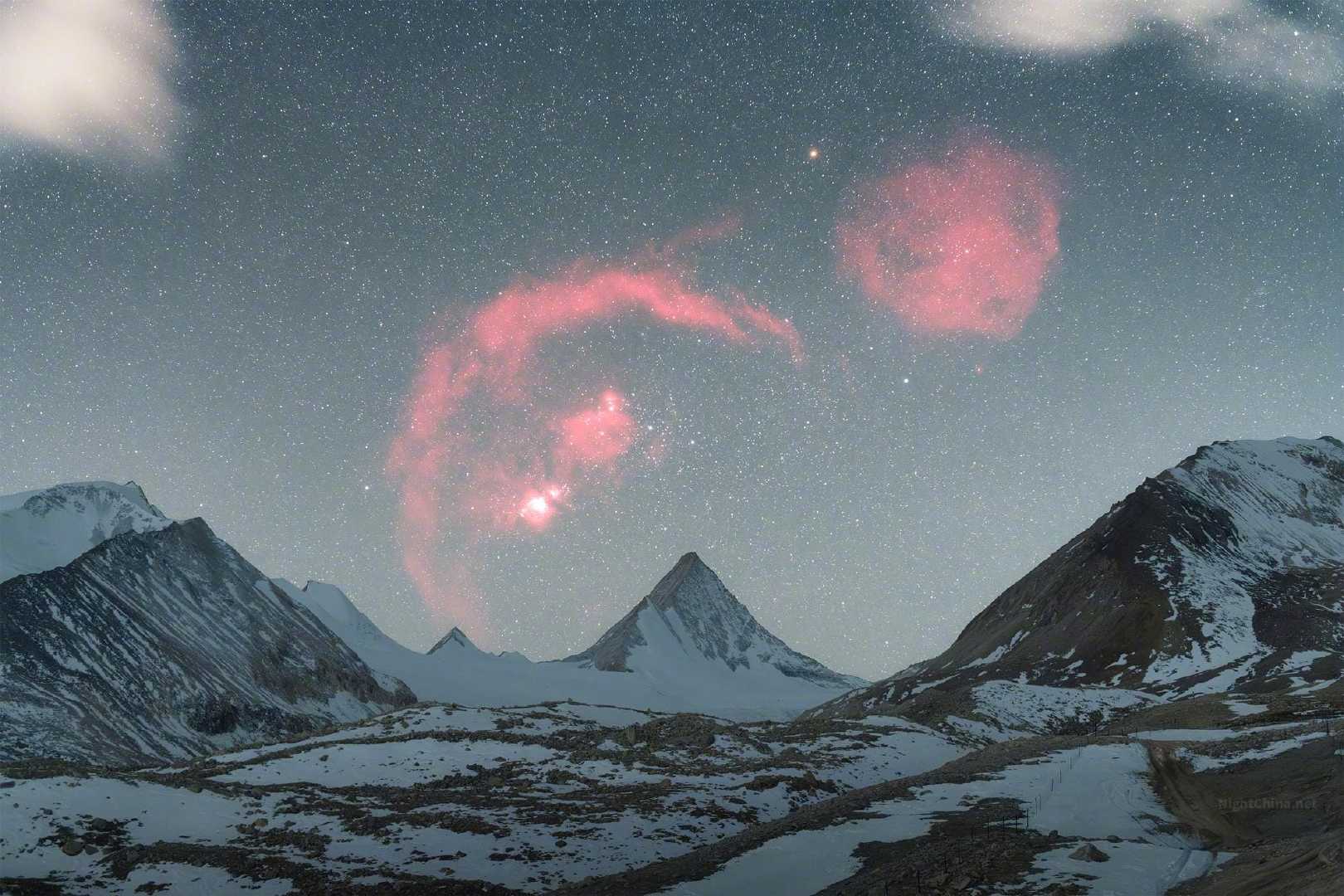 普拉喜琼的锥形峰顶，如同神话中早已预定的王座。猎户座以两团燃烧的红云为礼，从天穹