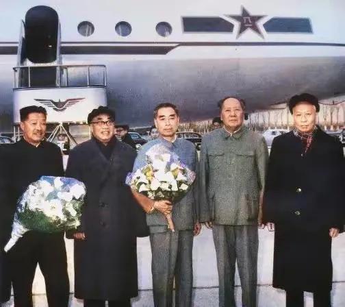 新中国的五位缔造者，大家能喊出他们的名字吗？
照片中，五位共和国领导人在飞机前留