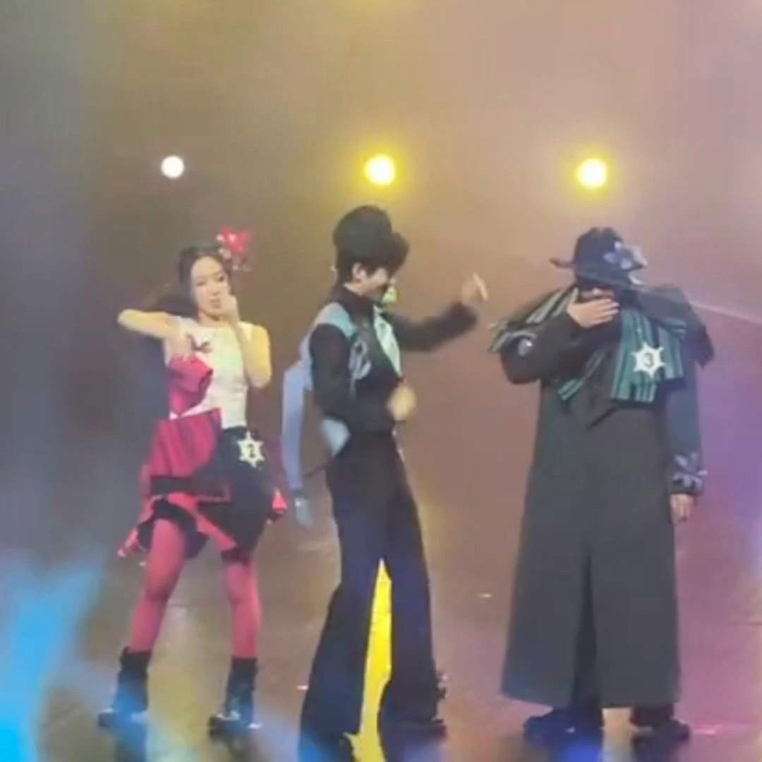 王俊凯话剧舞台照王俊凯话剧舞台照🈶！谁懂王俊凯爆炸头的含金量，解锁三套造型