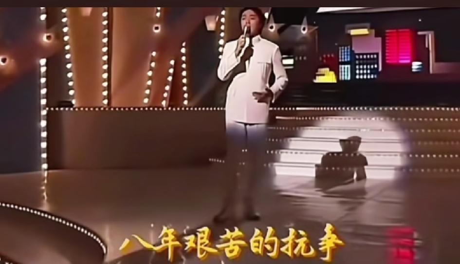 1988年周星驰在TVB演唱《我是中国人》，1995年穿中山装向观众鞠躬，与当时