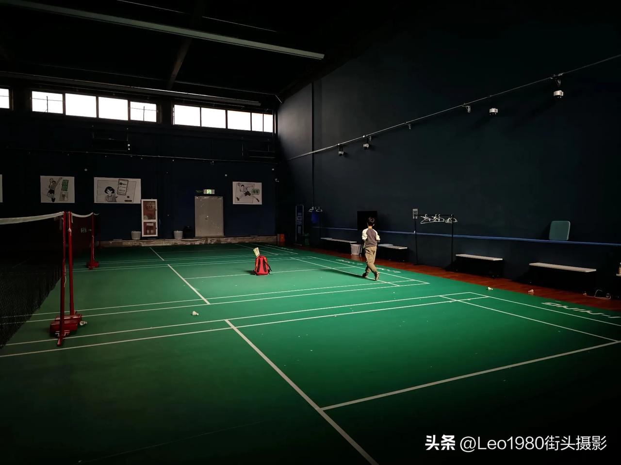 春节长假最后一天，哪儿也没去玩了，到球场流流汗[呲牙][呲牙]
球场温柔的一道光