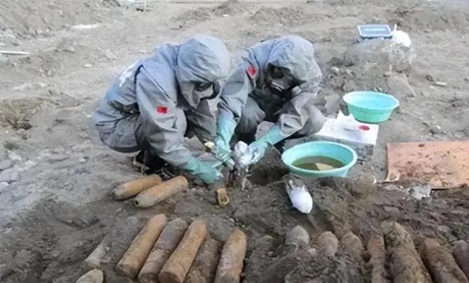 来自12个国家的外交官专程前往吉林，查看八十多年前日本埋在当地地下的化学武器，这
