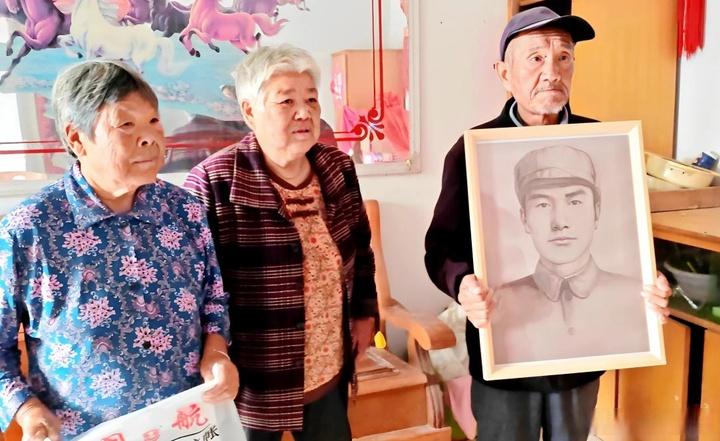 【跨越74年的“重逢”，82岁的弟弟再次见到24岁的烈士哥哥】“像，真像……跟我