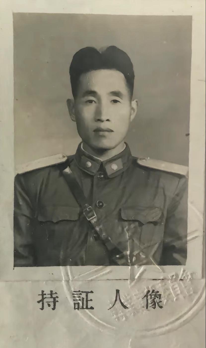 老狼原创：人间地狱长津湖一战。60师前身是新四军浙东游击纵队；入朝第一仗就是长津湖战役，
此次战役，天气奇寒，气温降到摄氏零下三四十度。部队车运前，由于任务紧迫，部队火速入朝，没有补上。战役中，广大南方部队身着薄棉衣，戴着大檐帽，老父从十岁就在酱坊做学徒比较吃苦耐冻幸无冻伤。六十师首战歼敌1个战车营，俘获美、英、土耳其和南朝鲜（韩国）官兵240人，缴获和击毁敌坦克、汽车78辆。接着奋战黄草岭，和兄弟部队一起给美“王牌军”陆战第1师以歼灭性打击。陆一师仓皇逃窜
长津湖以南地区追击战历时17天，第20军牺牲受伤