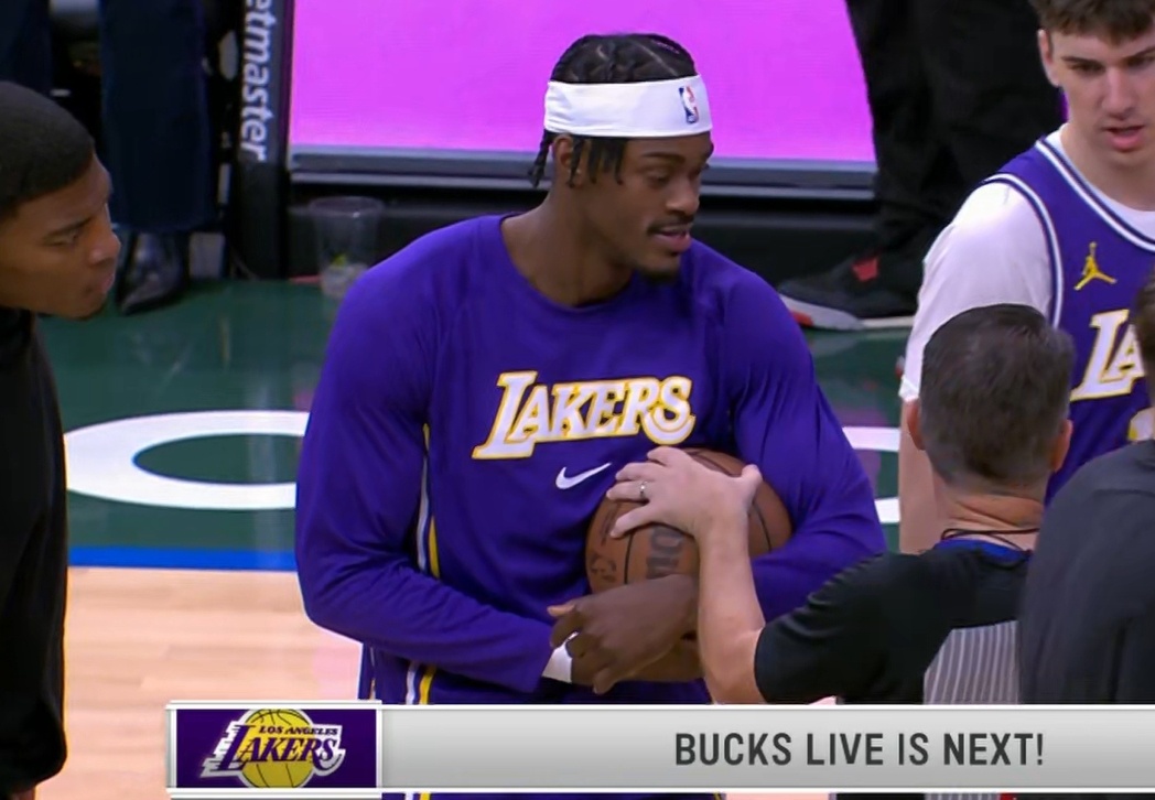 范德比尔特想把比赛用球送给今日首秀的阿杜·蒂耶罗，但被裁判叫住。随后字母哥帮忙解