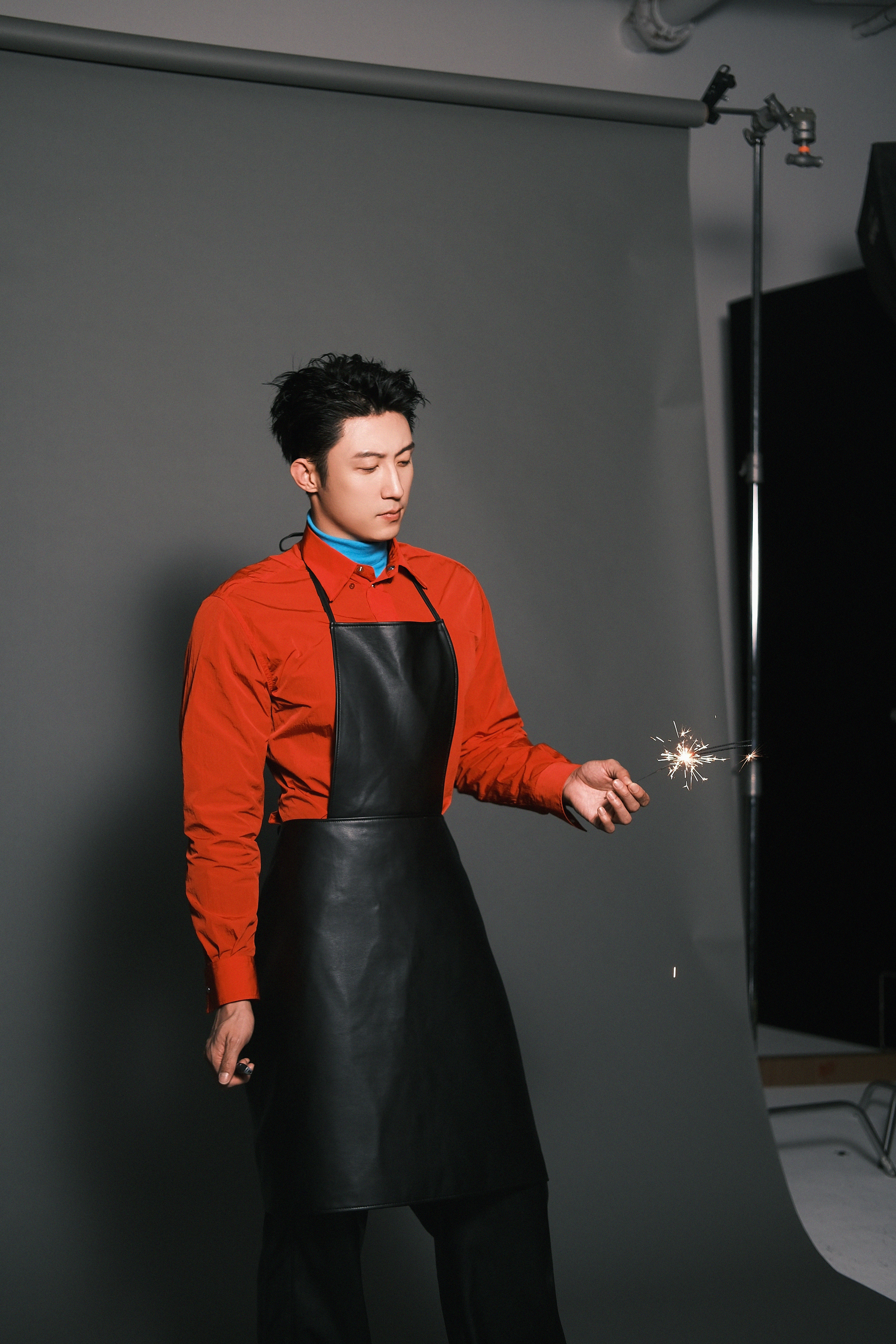 黄景瑜时装四月封面黄景瑜凛冽熟男大片 来了来了！喜欢这几张！！ 