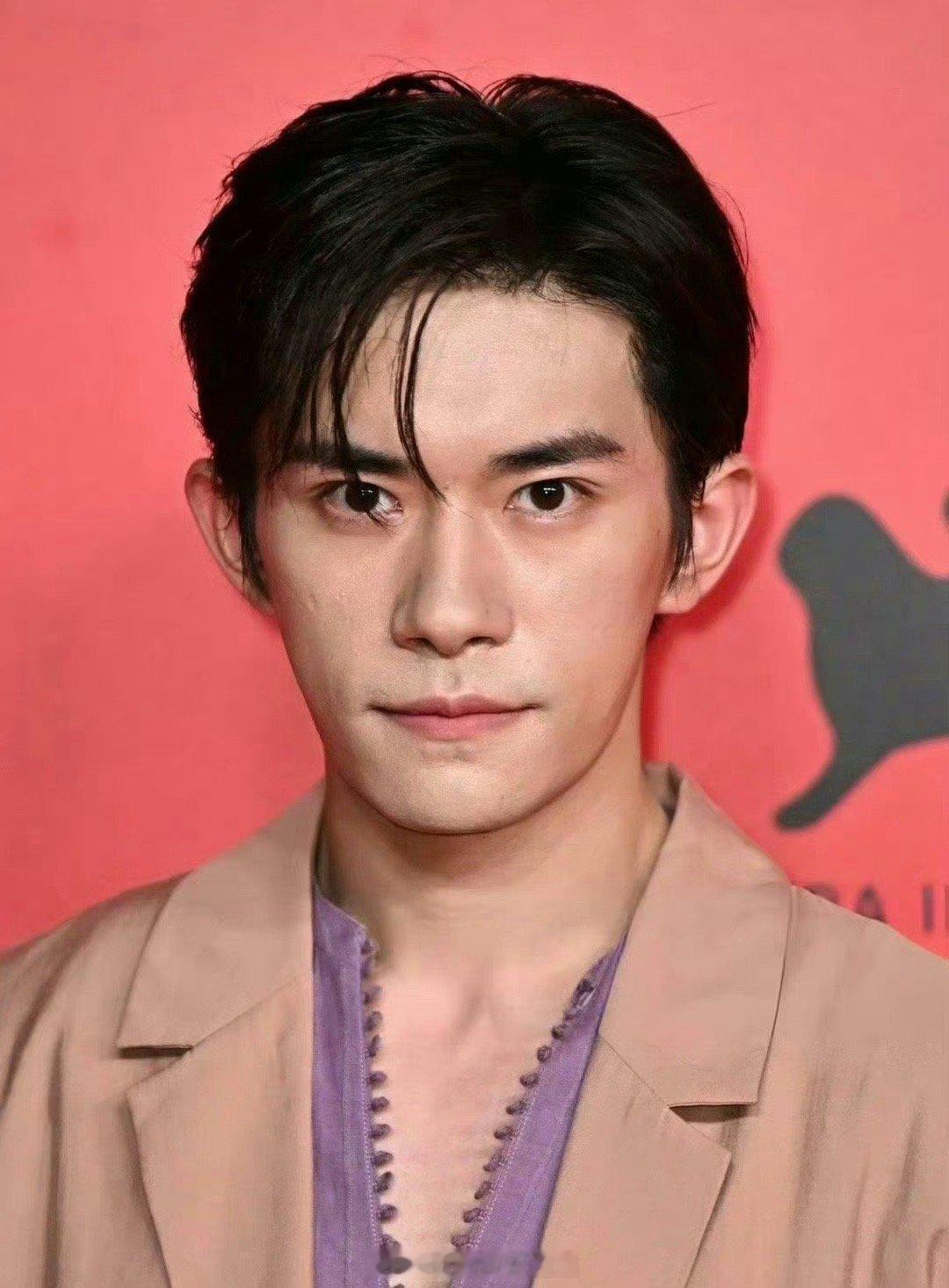 易烊千玺电影节晚宴怼脸生图，什么水平[思考] ​​​