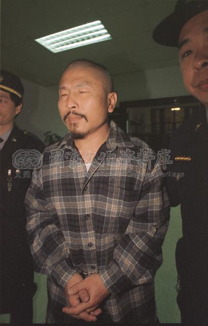 1998年，白冰冰女儿白晓燕被残害的凶手，一张罕见的留影，画面核心人物是陈进兴，