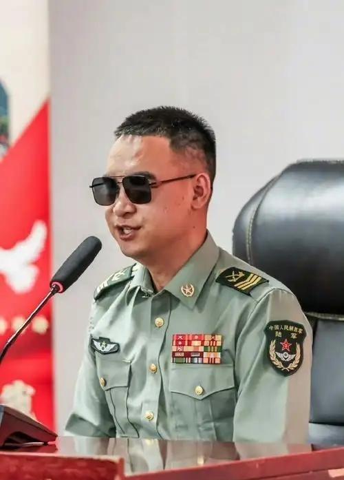 有人问，为什么杜富国失去双手双眼，还能留在部队？答案很简单：部队需要他！你以为是