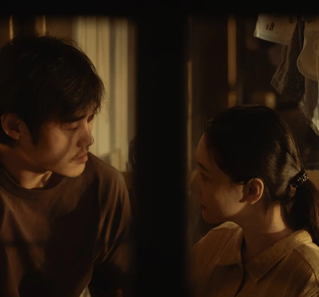 《出走的决心》中女儿工作顺利，女婿调了岗，承担起养育子女的共有责任，身边一个完全