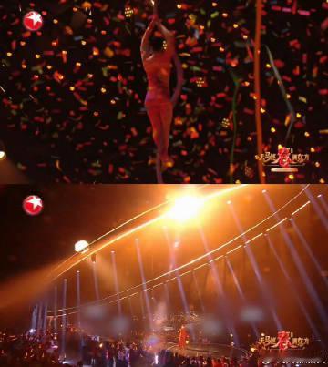 东方卫视舞美中的东方浪漫狠狠折服！2026 东方卫视春晚舞美太会了，鎏金雕纹缀满