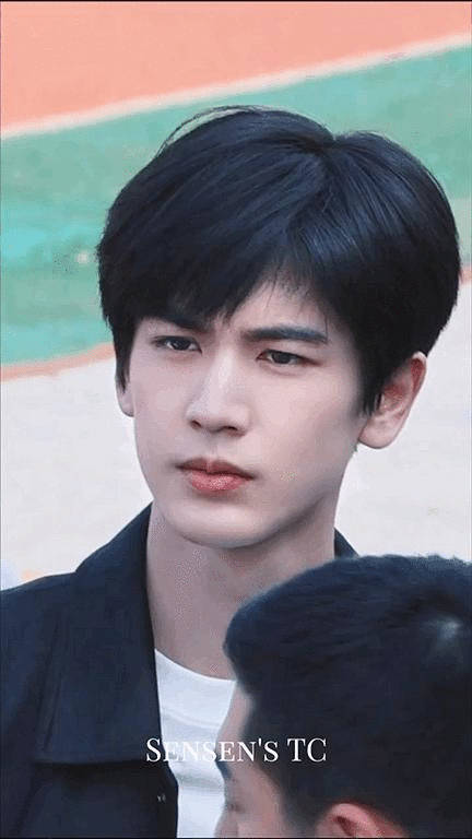 今日份的校园文男主张凌赫偷偷吻上了[爱你][爱你][爱你]一整个少年感十足#张凌