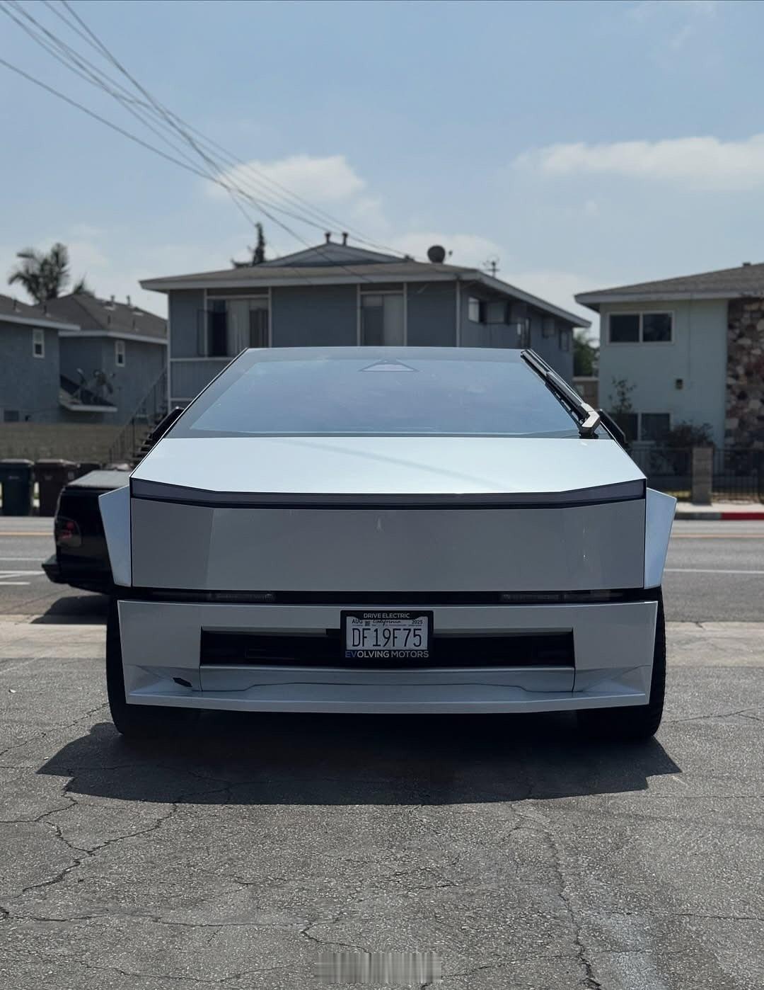 特斯拉Cybertruck改装纯白宽体，大家觉得怎么样