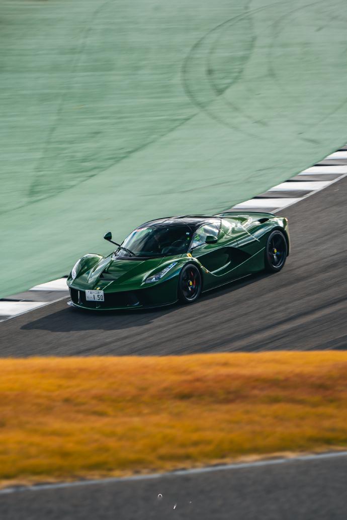 绿漆拉法搭配敞篷 Aperta，同框名场面稀有度直接拉满，车迷看了都狂喜 