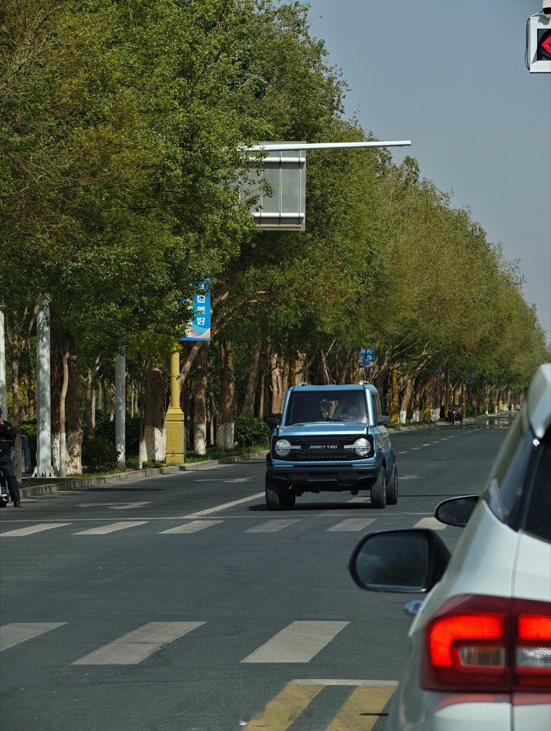 震惊！疑似 Ford 抢先在内蒙额济纳旗某道路进行路试“福特烈马 mini”！[