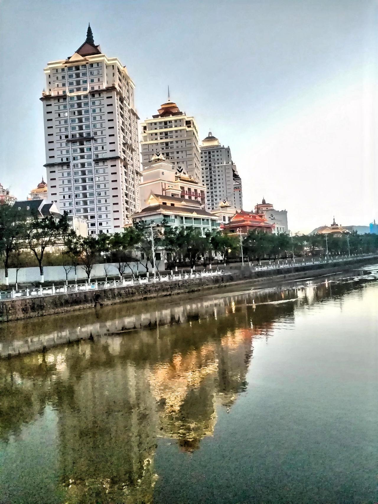 冬日生活打卡季 城市河畔的黄昏倒影，现代与传统建筑的和谐共存。南汀河在这冬日生活