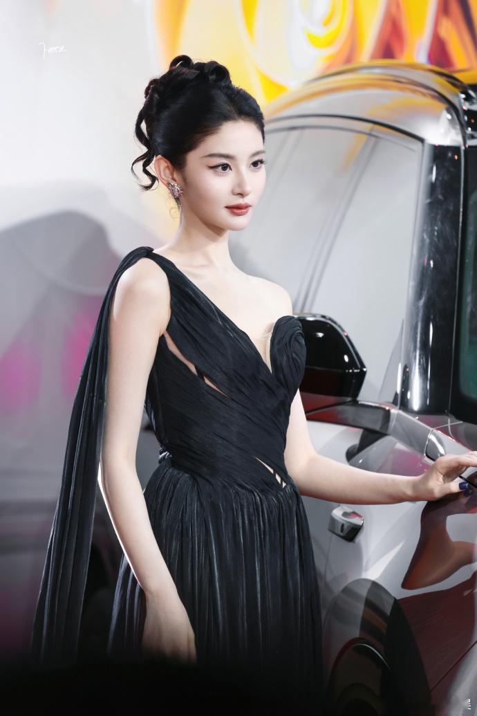 赵晴古典美人气质赵晴肩颈线条 赵晴古典美人气质真的是太让人觉得心动和着迷了，咱们
