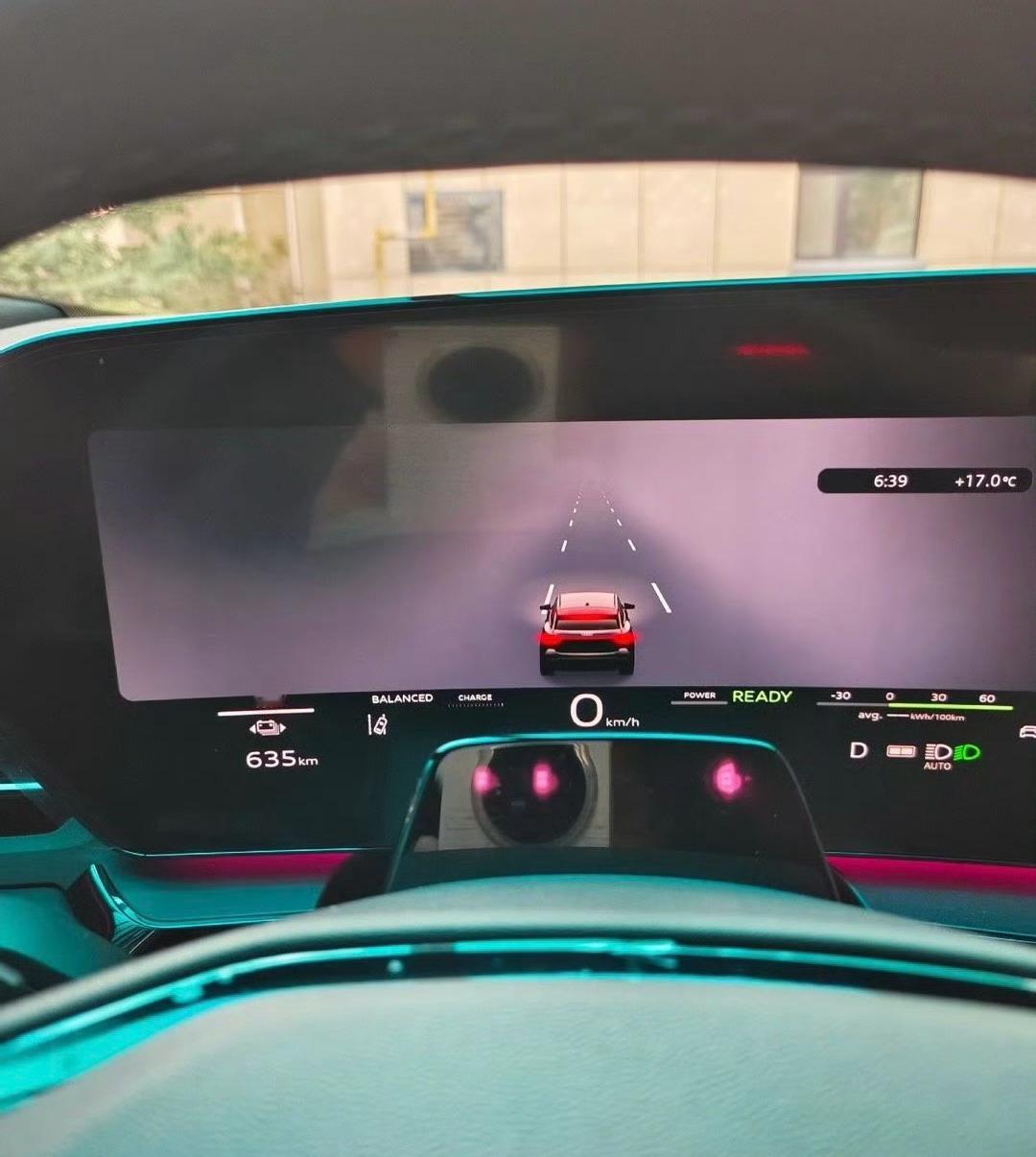 更豪华的电动车 去旅行就发现张踩铃吐槽的太真实了。去远的地方，有辅助驾驶就是不太