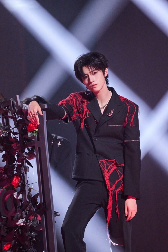 #TF三代二公结束后营业#TF三代二公结束后营业照🈶！弟弟们都好帅！三公舞台好