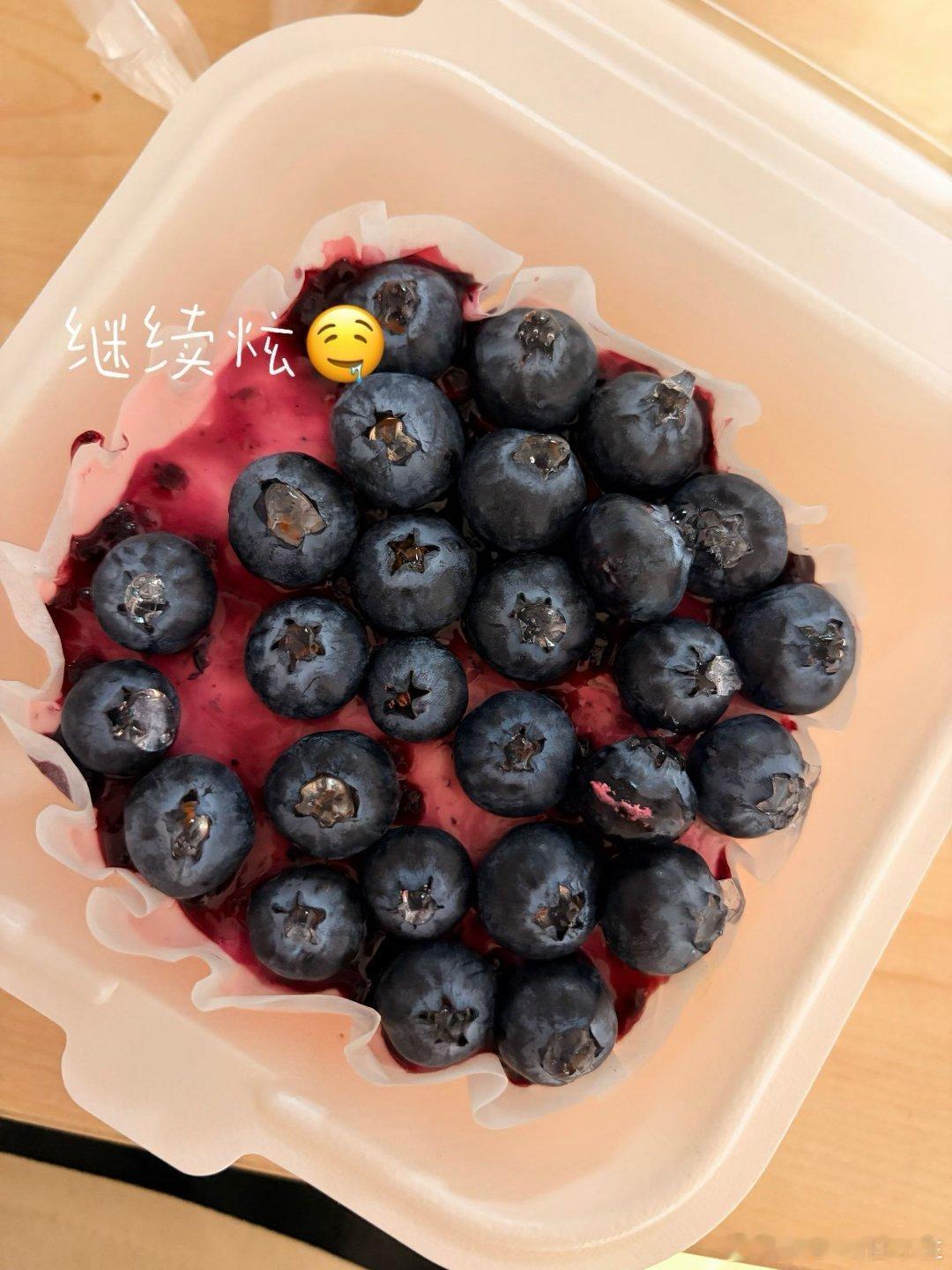 吃个甜甜的小蛋糕，每天都要甜甜哒～ 