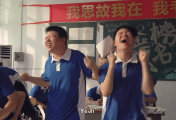 用一个字形容考后状态堆积的试卷终于不用再翻看，紧绷了一整年的心彻底放平，抛开压力
