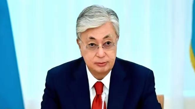 明明家门口就站着全世界最大的买家——中国，可它偏偏要把八成的石油一股脑塞进一条管