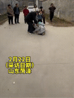 亲人真的会见一面少一面！山东菏泽，男子过完年，收拾行李离家返工，刚要出门，突然拉