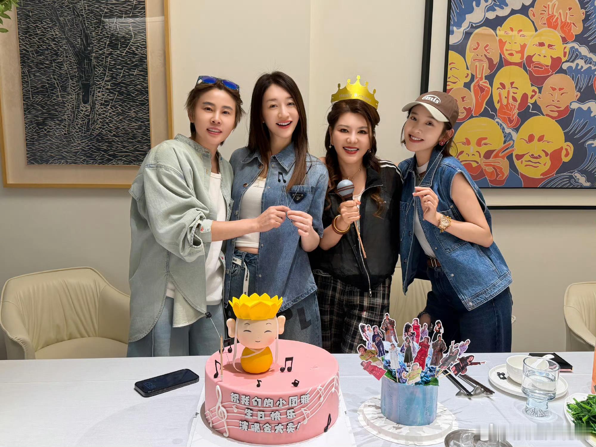 王濛、李小冉、唐艺昕姐姐给乌兰图雅姐姐提前过生日啦，姐姐又聚在一起了[團圓時刻]