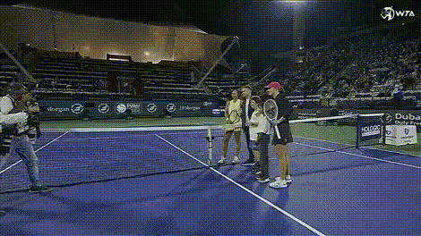 WTA1000迪拜站单打1/4决赛，郑钦文不敌斯瓦泰克。
首盘斯瓦泰克先发球，在