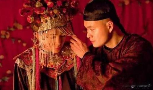 为何古代男子与正妻同寝时，新迎娶的小妾必须在一旁贴身伺候？


在等级森严、礼法