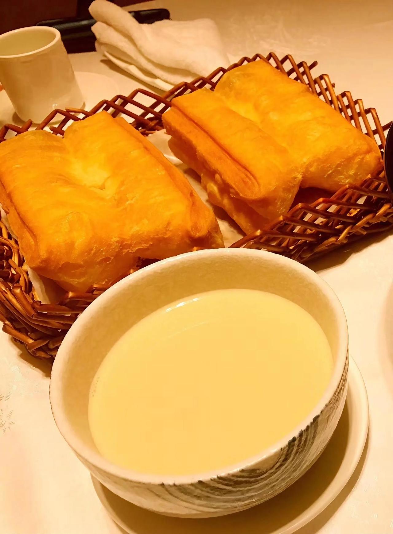 油条配豆浆，最抚凡人心！