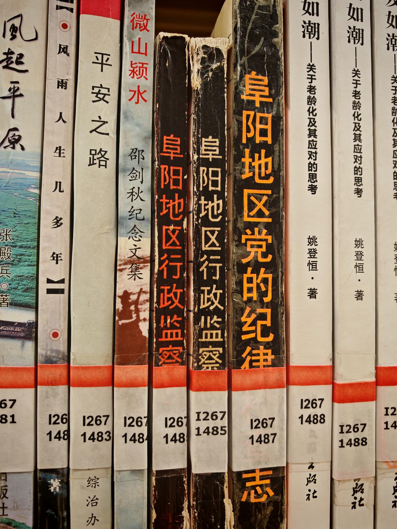 图书馆收集这些图书也不容易，让读者了解了家乡发展变化和取得的成绩。