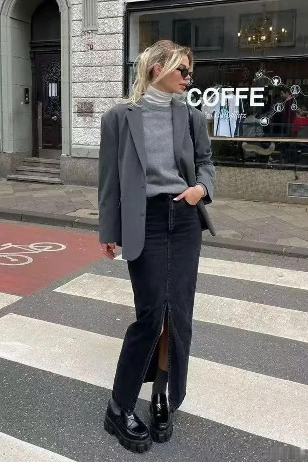 今天穿什么  灰色调裙装搭配，冬天怎么穿更🆒更潮❓试试和今年流行色——安哥拉红