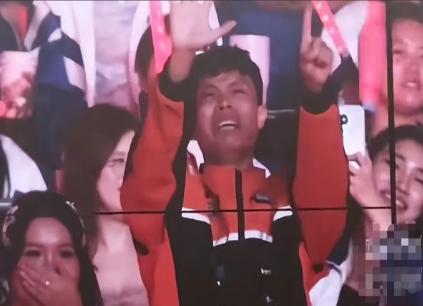 近日，一外卖小哥在徐良演唱会上抽中了咖啡机，徐良看到粉丝是个外卖小哥后，他觉得粉