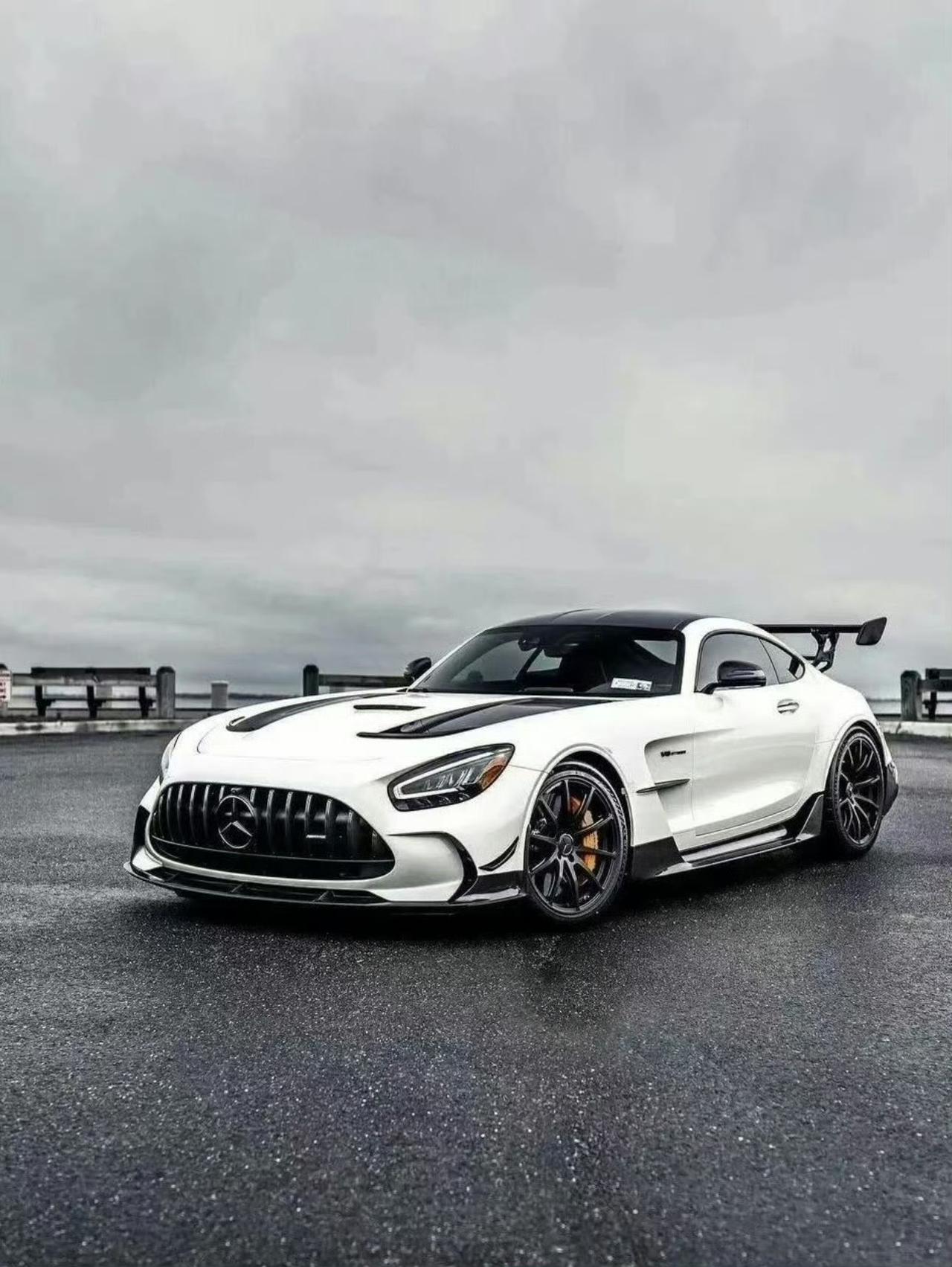 做梦都想有一台梅赛德斯奔驰AMG GT Black series，这超级跑车就像