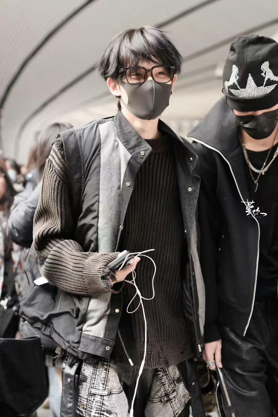 余宇涵出发荣耀之战 收拾好行囊，余宇涵正式出发荣耀之战，黑框眼镜增添斯文感，叠穿