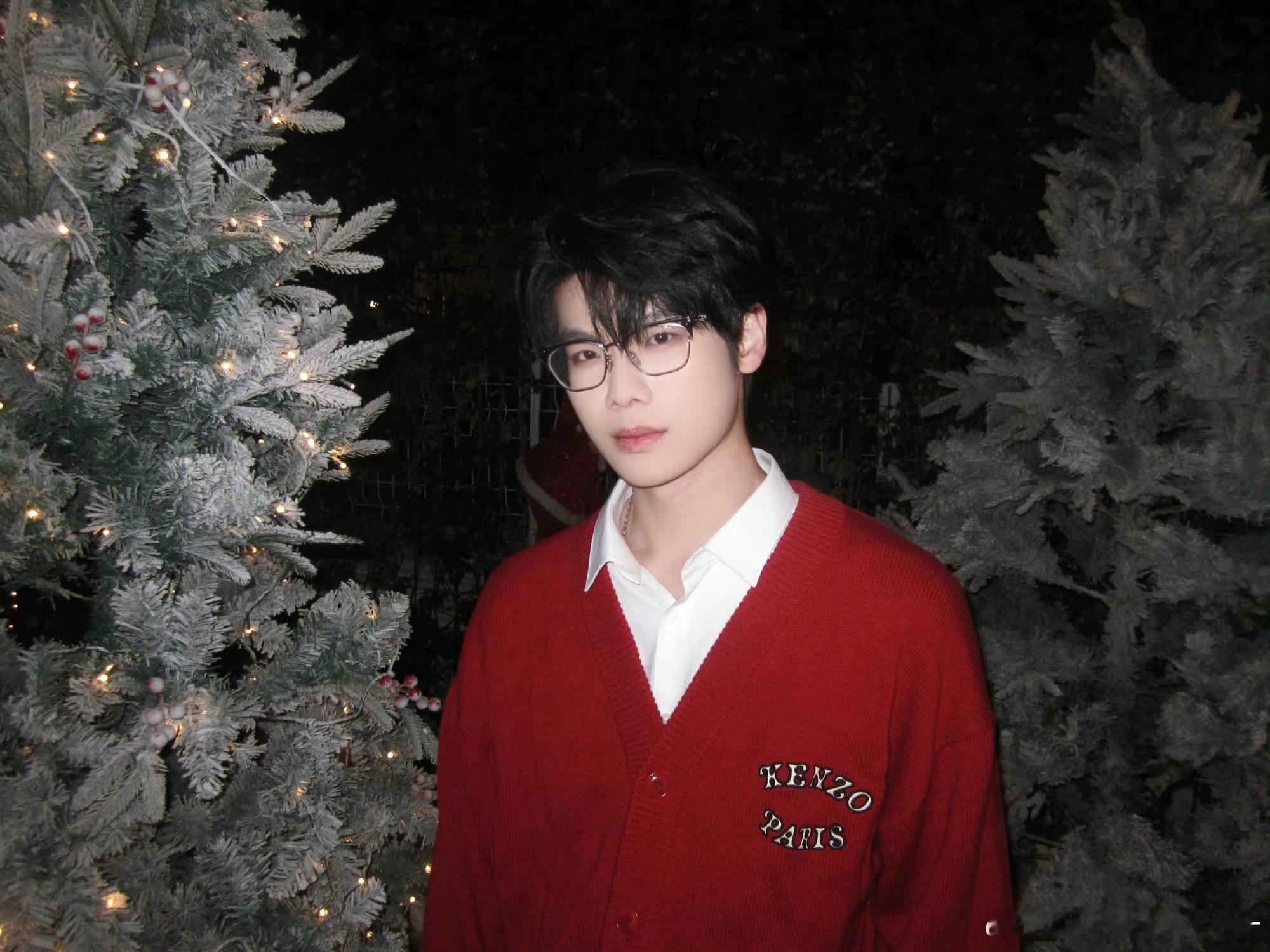 33Svan  雪景和帅哥太适合穿红色啦！眼前一亮2026pel