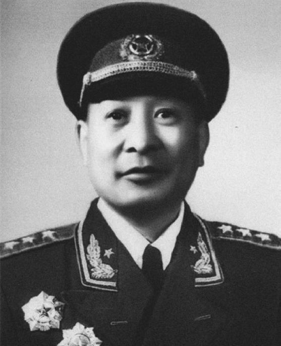 在1958年中央政治局会议结束后，毛主席紧握钟期光的手叮嘱：你还是回老家走一趟吧